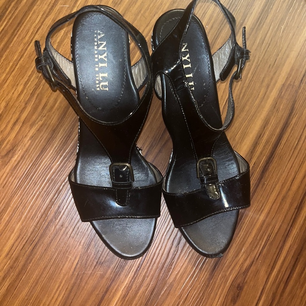 Black sandals! Casual with a black and white wedge heel!